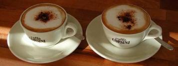 2 Cappuccino-Tassen mit Schaum