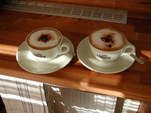 2 fertige Cappuccini mit Schokoladenpulver